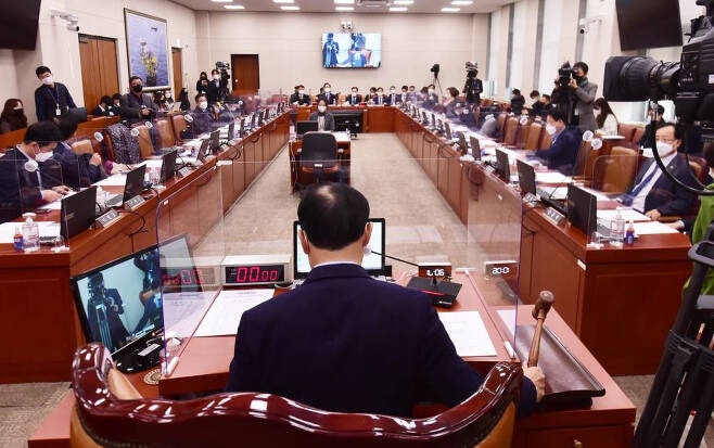 이학영 국회 산자중기위원장이 지난 23일 서울 여의도 국회 본관 534호에서 열린 국회 산업통상자원중소벤처기업위원회 전체회의에서 의사봉을 두드리며 회의 개의를 알리고 있다.