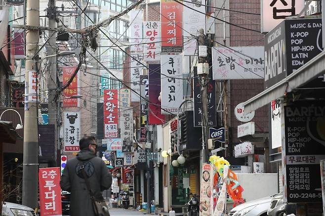 [서울=뉴시스] 권창회 기자 = 29일 오후 서울 서대문구 신촌역 인근 먹자골목이 한산한 모습. 2021.11.29.