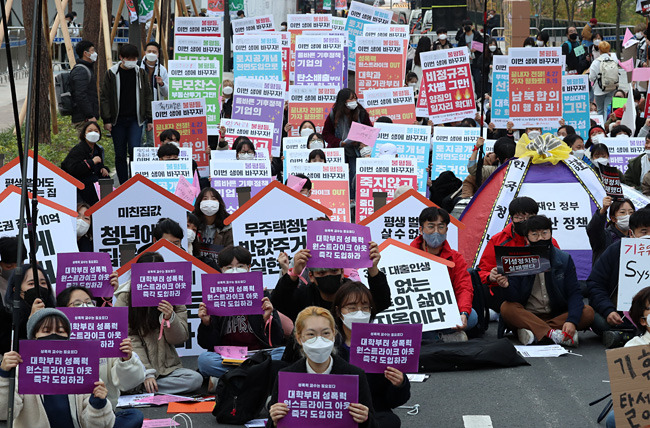 대선을 100일 앞두고 ‘캐스팅보트’를 쥔 청년들이 주목받고 있다. 동서고금의 고전은 젊은 패기로 기득권에 맞서는 것이 ‘청춘’의 본질이라고 말한다. 사진은 지난 14일 한 청년단체가 서울 청계천 광장에서 주택·노동정책 개선을 촉구하고 있는 모습.  뉴시스