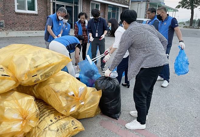 [음성=뉴시스] 민관합동 불법투기 단속. (사진=음성군 제공) photo@newsis.com *재판매 및 DB 금지