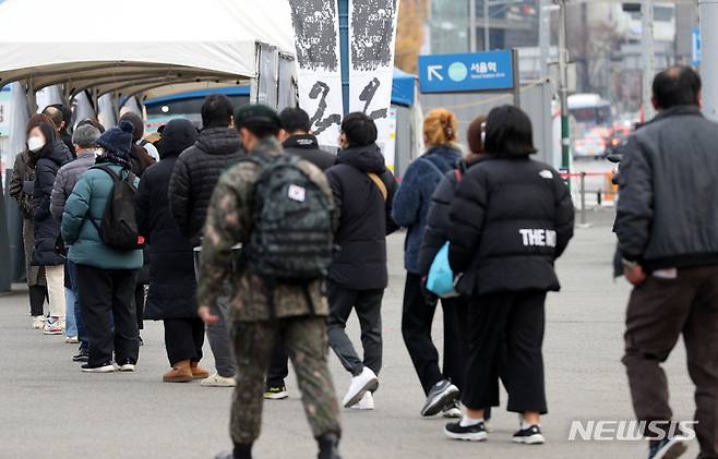 [서울=뉴시스] 서울시는 중증환자를 위한 병상 가동률이 87.8%를 기록했다고 29일 밝혔다.. 남은 병상은 42개에 불과해 병상 확보가 시급한 상황이다. 사진은 이날 오전 서울 중구 서울역광장 임시선별검사소에서 시민들이 검사를 받기 위해 대기하고 있다. (사진=뉴시스DB) photo@newsis.com