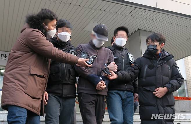 [인천=뉴시스] 김동영 기자 =인천 남동구 한 빌라에서 층간 소음으로 문제로 아랫층 이웃과 갈등을 겪다 일가족에게 흉기를 휘둘러 다치게 한 A(48)씨가 지난 24일 오전 인천 남동경찰서에서 검찰로 송치되고 있다. 2021.11.24. dy0121@newsis.com