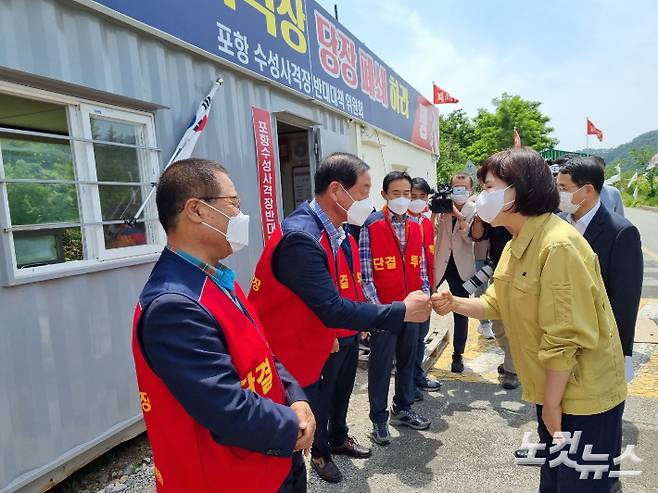 국민권익위원회 전현희 위원장은 지난 6월 포항 남구 장기면 수성리를 방문해 주민들의 의견을 청취했다. 김대기 기자