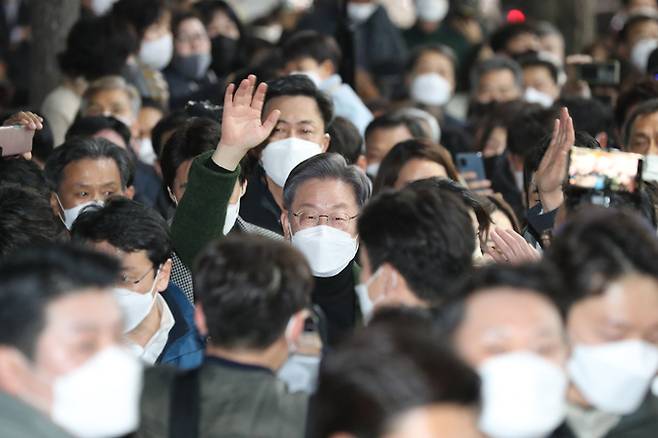 더불어민주당 이재명 대선후보가 생일인 27일 전남 순천시 연향상가 패션거리를 방문, 이동하며 지지자들에게 인사하고 있다.   연합뉴스