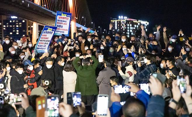 이재명 더불어민주당 대선후보가 생일인 27일 전남 여수시 하멜로 여수 핫플레이스 낭만포차거리를 부인 김혜경 씨와 함께 방문, 지지자들에게 인사하고 있다. ⓒ 연합뉴스