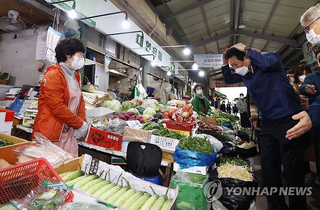 시장 방문해 손하트 그리는 오세훈 [연합뉴스 자료사진] 오세훈 서울시장이 8일 홍제동 인왕시장을 방문, 상인과 인사를 하고 있다. 2021.11.8