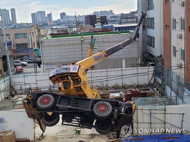 기울어진 크레인 (속초=연합뉴스) 이종건 기자 = 29일 오전 강원 속초시 교동의 한 건물 신축공사장에서 대형 크레인이 옆으로 기울어지는 사고 발생했다. 이 사고로 주변 건물 외벽 일부가 부서지고 주차돼 있던 차량 2대가 부서졌으나 다행히도 인명피해는 없었다. 2021.11.29 momo@yna.co.kr