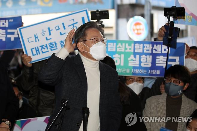 영광 시장에서 열변하는 이재명 (영광=연합뉴스) 천정인 기자 = 더불어민주당 이재명 대선 후보가 29일 오후 전남 영광군 영광읍 영광터미널시장에서 연설을 하고 있다.2021.11.29 iny@yna.co.kr