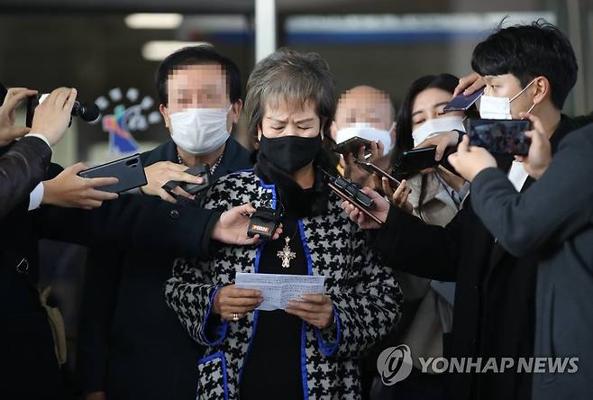 '목포투기 의혹' 손혜원 항소심서 감형…벌금 1천만원 목포시의 '도시재생 사업 계획'을 미리 파악하고 차명으로 부동산을 매입한 혐의를 받는 손혜원 전 의원이 지난 11월 25일 오후 서울남부지법에서 열린 항소심 선고공판을 마치고 나와 발언하는 모습. [연합뉴스 자료사진]