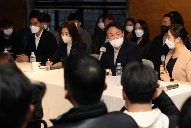 국민의힘 윤석열 대선 후보가 29일 오후 대전 유성구의 한 카페에서 열린 ‘청년과 함께 “With 석열이형”’ 토크콘서트에서 청년들의 질문에 답변하고 있다. (사진=연합뉴스)