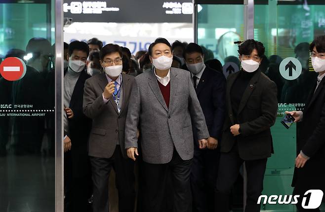 윤석열 국민의힘 대선 후보가 30일 오전 충북 청주시 청주국제공항을 방문해 공항 내 시설을 둘러보고 있다. 2021.11.30/뉴스1 © News1 오대일 기자