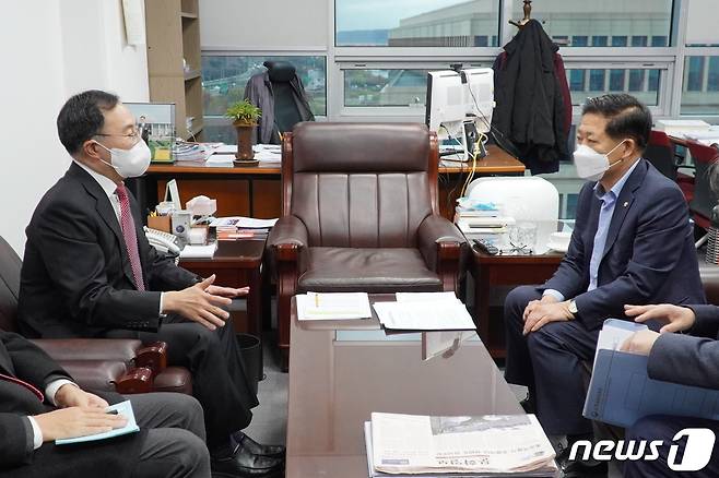 권명호 국민의힘 의원이 30일 문승욱 산업통상자원부 장관과 울산지역 현안에 대해 논의하는 시간을 가졌다.(권명호 의원실 제공)© 뉴스1