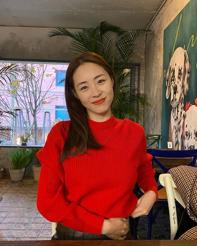 Actor Lee Yeon-hees daily appearance was Goddess.Lee Yeon-hee posted a picture on his 30th day, saying, I have been storming with my sister for more than 4 hours in a long time.The photo shows Lee Yeon-hees daily routine in a coffee shop, chatting storms; Lee Yeon-hee, wearing an intense RED sweater.Here, it was a color that made Lee Yeon-hees white skin stand out to RED lip.Lee Yeon-hee, who is staring at the camera and building a bright Smile, is proud of her beauty such as clear features and focused her attention.Meanwhile, Lee Yeon-hee marriages a non-entertainer of older age in June last year.Lee Yeon-hee captured the audience in the play King Lear, which ended on the 21st, with King Lears third daughter, Cordelia, and two funny clowns.