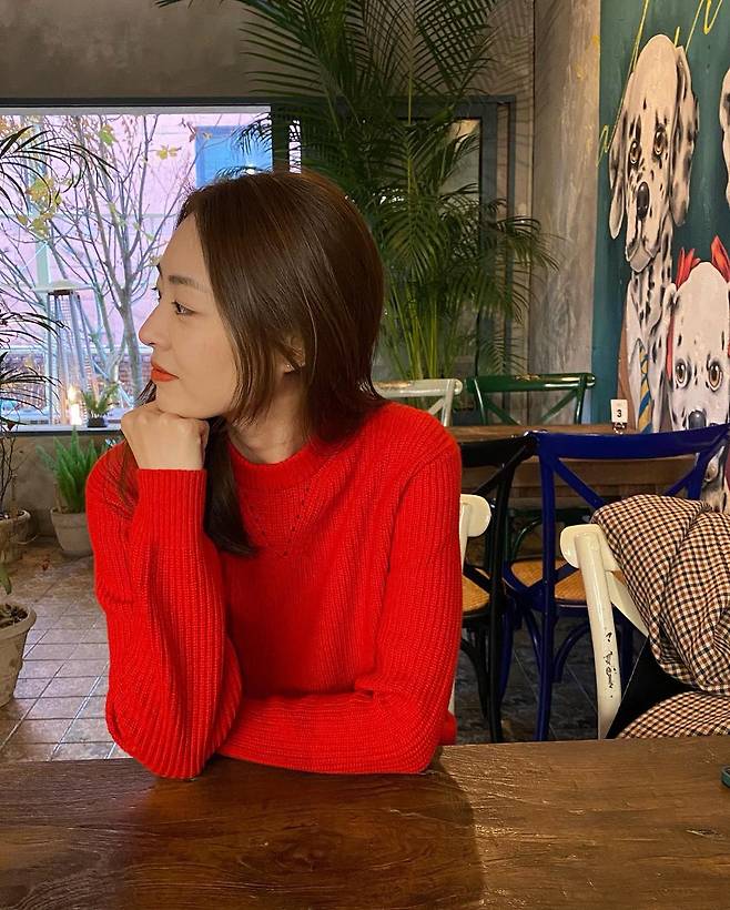 Actor Lee Yeon-hees daily appearance was Goddess.Lee Yeon-hee posted a picture on his 30th day, saying, I have been storming with my sister for more than 4 hours in a long time.The photo shows Lee Yeon-hees daily routine in a coffee shop, chatting storms; Lee Yeon-hee, wearing an intense RED sweater.Here, it was a color that made Lee Yeon-hees white skin stand out to RED lip.Lee Yeon-hee, who is staring at the camera and building a bright Smile, is proud of her beauty such as clear features and focused her attention.Meanwhile, Lee Yeon-hee marriages a non-entertainer of older age in June last year.Lee Yeon-hee captured the audience in the play King Lear, which ended on the 21st, with King Lears third daughter, Cordelia, and two funny clowns.
