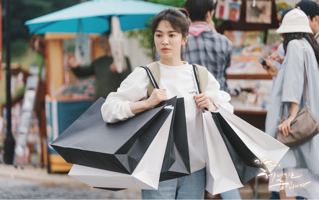 프랑스 파리 유학 시절의 하영은, 윤재국의 흑백 사진에 눈길이 머물고 있다. 영은은 이 사진을 10년간 휴대전화 배경화면으로 두었다. 좀처럼 끝나지 않는 청춘의 힘겨움을 각인하듯이. 이 우연도 운명의 시작이었을까 ⓒ