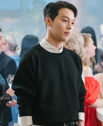 10년이 지난 후, 윤재국이 눈길이 하영은에게 머물고 있다. 누군지 몰라도 알아보는 인연, 이것도 운명의 일부일까 ⓒ