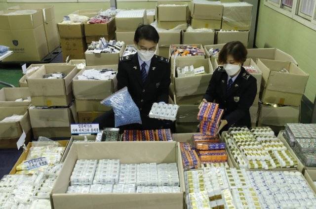 세관 관계자들이 압수된 가짜 비아그라, 시알리스 등 발기부전치료제를  공개하고 있다.
