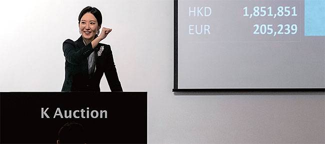손이천 케이옥션 수석경매사 한국외국어대 신문방송학과 학사·석사, 홍익대 미술대학원 예술기획과 수료 / 손이천 케이옥션 수석경매사가 경매를 진행하고 있다. 사진 케이옥션