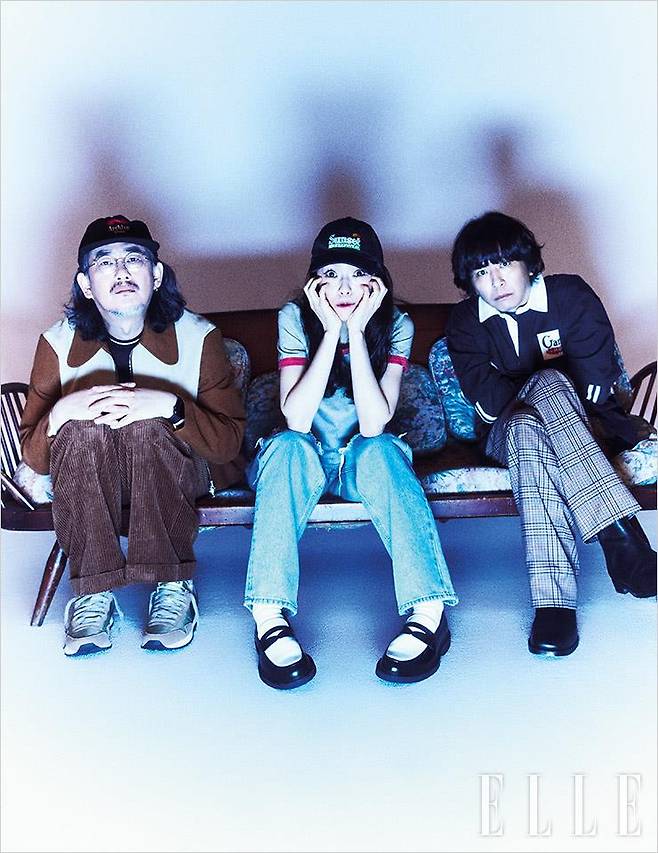 이선규가 입은 스웨이드 집업 재킷과 코듀로이 팬츠는 모두 Moonsun. 베이스볼 캡은 Navy by Beyound Closet. 스니커즈는 Nike. 네이비 톱과 삭스는 모두 스타일리스트 소장품. 김윤아가 입은 크롭트 티셔츠는 Moonsun. 디스트로이드 데님 팬츠는 Etro. 베이스볼 캡은 Kijun. 페니 로퍼와 벨트, 삭스는 모두 스타일리스트 소장품. 김진만이 입은 폴로 칼라 셔츠는 Gant. 이너 웨어 티셔츠는 Kijun. 체크 패턴의 팬츠는 8 by Yoox. 블랙 앵클부츠는 COS.