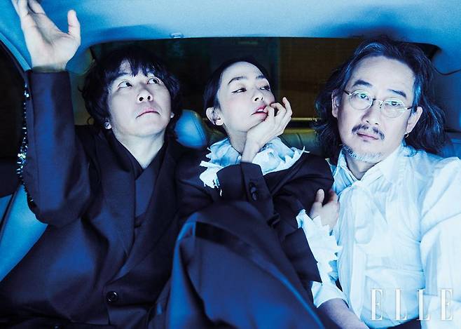 김진만이 입은 테일러드 재킷은 Moon Choi. 블랙 턱시도 코트는 H&M. 김윤아가 입은 블랙 턱시도 재킷은 Sunflower by Amomento. 러플 블라우스는 Etro. 팬츠는 스타일리스트 소장품. 이선규가 입은 블랙 팬츠는 Ader. 보 디테일의 화이트 블라우스는 스타일리스트 소장품.