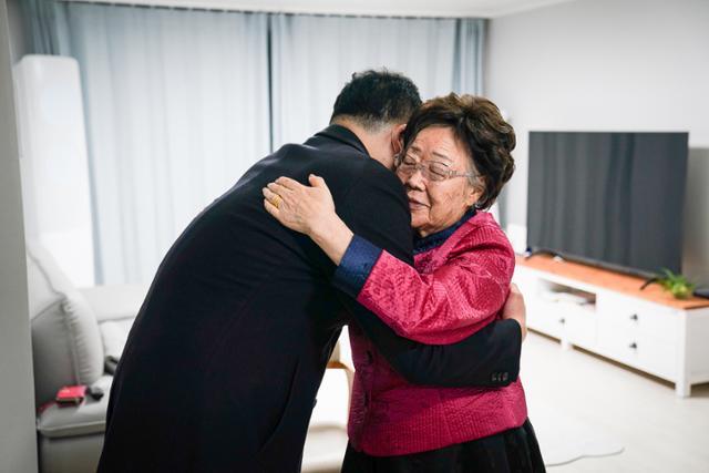 최종건 외교부 1차관(왼쪽)이 29일 대구에서 일본군 위안부 피해자 문제 해결을 위해 활동해 온 이용수 할머니를 면담한 뒤 포옹하고 있다. 외교부 제공