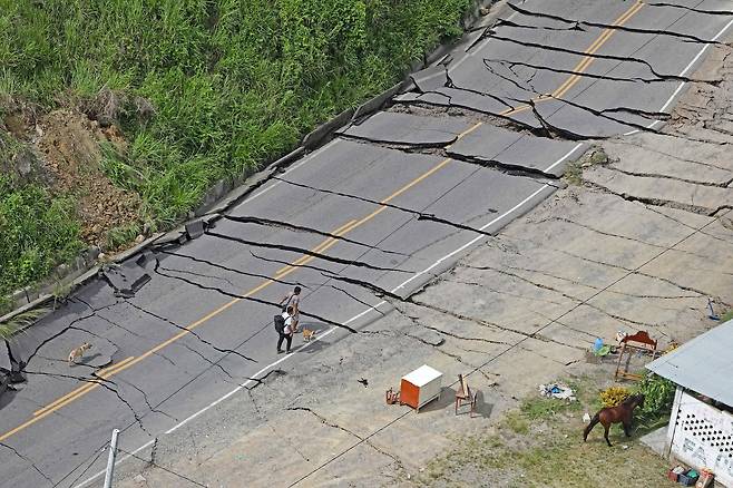 페루 북부 아마조나스주의 도로가 강력한 지진으로 잘게 갈라져 통행이 통제되고 있다. AFP=연합뉴스