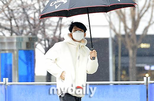 ▲ 우산 들고 방송국 출근