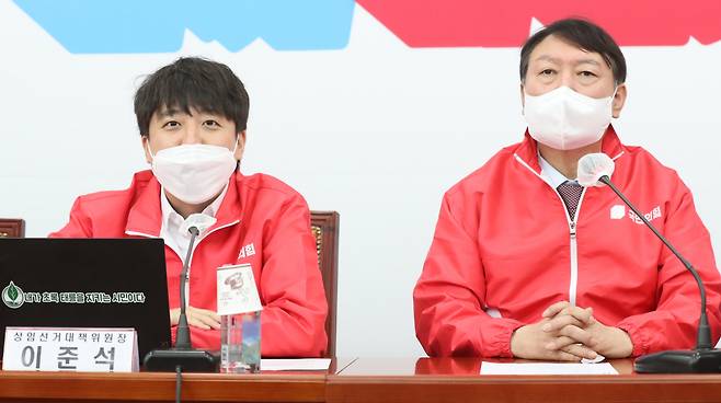 이준석 국민의힘 상임선거대책위원장(왼쪽)이 지난 29일 서울 여의도 국회에서 열린 중앙선거대책위원회 회의에서 발언하고 있다. 오른쪽은 윤석열 후보. [국회 사진기자단]