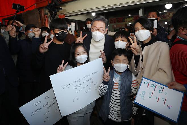 이재명 더불어민주당 대선후보가 지난 29일 오후 전남 영광군 영광읍 영광터미널시장에서 어린이들에게 사인을 해주고 기념촬영을 하고 있다. [연합]