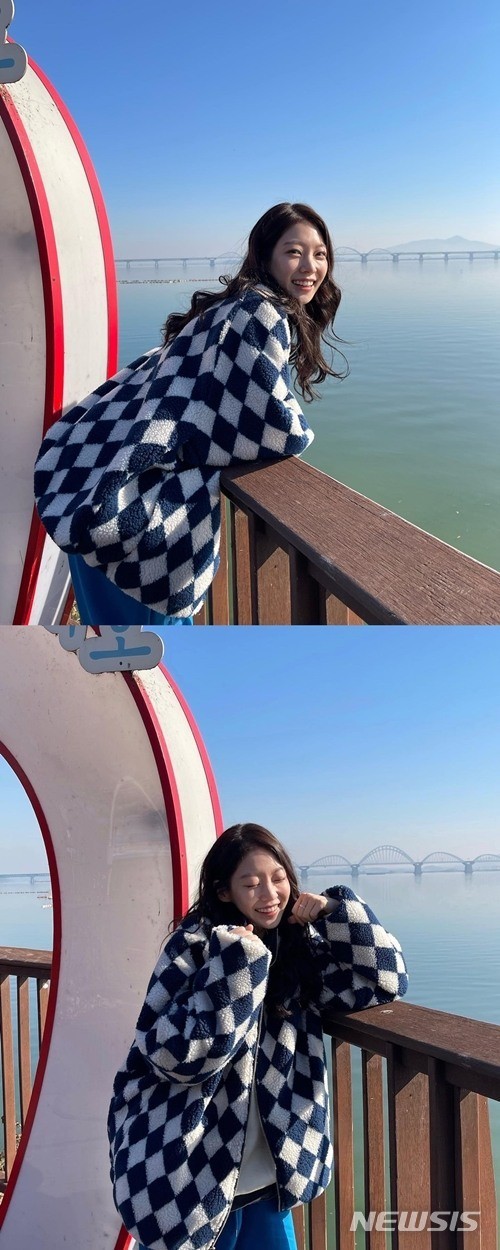 On the 30th, Gong Seung-yeon posted a picture with a wave emoticon on his instagram account. The photo shows Gong Seung-yeon posing on the bridge.Especially, Gong Seung Yeon emits a lovely smile and gives the admiration of the viewers.On the other hand, Gong Seung Yeon will play the role of Dansol in TVNs new Saturday drama Bulgasa.