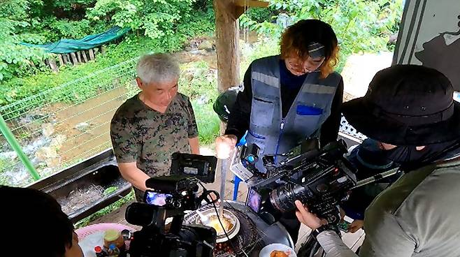 ‘나는 자연인이다’ 연출을 맡고 있는 박성우PD는 진행자가 자연인께서 만든 음식을 맛보기 전에 항상 본인이 먼저 먹어본다고 한다.(자료=MBN)