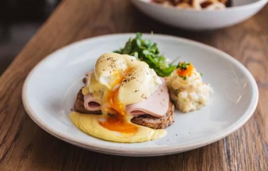 브런치로 즐기는 에그 베네딕트는 칼로리가 높은 편이다