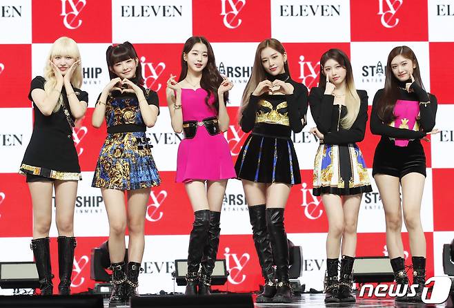 그룹 아이브(IVE) 리즈(왼쪽부터), 레이, 장원영, 안유진, 가을, 이서가 1일 오후 서울 광진구 예스24 라이브홀에서 열린 첫 번째 싱글앨범 '일레븐(ELEVEN)' 데뷔 쇼케이스에 참석해 포즈를 취하고 있다. 2021.12.1/뉴스1 © News1 권현진 기자