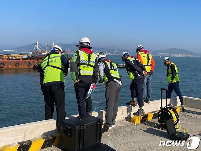 1일 광양항 낙포부두에서 공사 직원 및 관계자들이 항만시설물 안전점검을 진행하고 있다(여수광양항만공사 제공)2021.12.1/© 뉴스1
