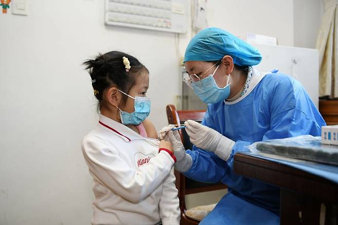 중국 칭하이성 시닝시에서 한 어린이가 코로나 백신을 접종하고 있다. /신화 연합뉴스