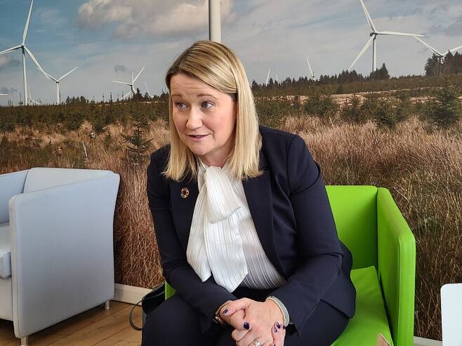지난달 12일(현지시각) 영국 글래스고 외곽 화이트리 풍력발전단지 방문자센터에서 만난 스코티시파워 재생에너지 부문 최고경영자 린드세이 맥퀘이드(Lindsay McQuade)가 <한겨레>와 인터뷰 하고 있다.