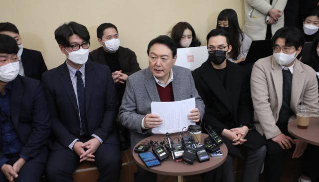 윤석열 국민의힘 대선 후보가 30일 충북 청주시 첨단문화산업단지에서 청년문화예술인과 간담회를 하고 있다. 청주=뉴스1