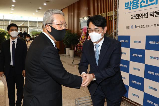 김종인(왼쪽) 전 국민의힘 비상대책위원장이 1일 서울 종로 교보빌딩 컨벤션홀에서 열린 박용진 더불어민주당 의원의 출판기념회에 참석해 악수하고 있다. 국민의힘 갈등에 대해서 "나는 전혀 모르는 상황"이라고 말한 김 전 비대위원장은 민주당 합류설에 대해 "쓸데없는 소리"라고 일축했다. 오대근 기자
