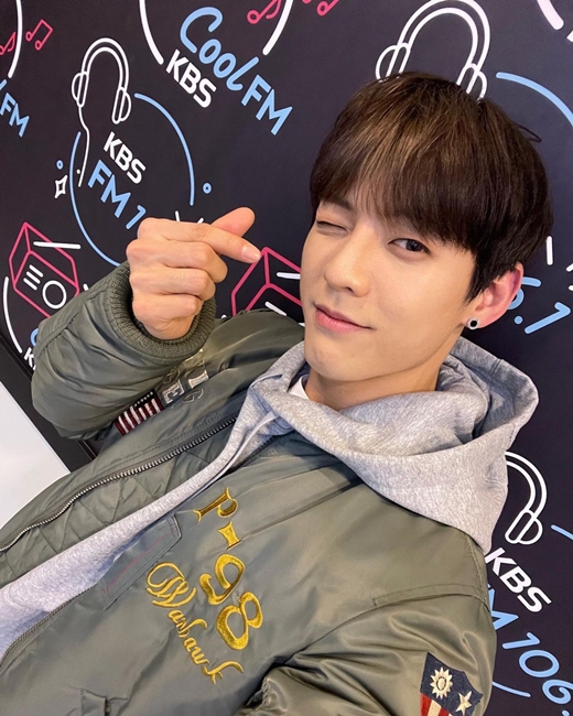 Group BtoB Lee Min-hyuk showed off her glowing visuals.Lee Min-hyuk posted a picture on his instagram on the 1st with an article entitled # Vikira #kbscoolfm.Lee Min-hyuk in the public photo shows off his charm by matching a khaki air jumper and a gray hood, reminiscent of a senior who is thrilled in a genuine comic book with a black hair that covers his forehead slightly.K-Heart, with its cute wink and slightly lifted, adds to its adorability: its immaculate skin, its stiff nose, and its sleek V-line also catch its eye.Lee Min-hyuk released the digital single Good Night last month; he is currently working as a DJ for KBS 2FM Kiss the Radio.