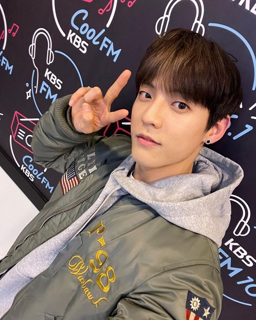 Group BtoB Lee Min-hyuk showed off her glowing visuals.Lee Min-hyuk posted a picture on his instagram on the 1st with an article entitled # Vikira #kbscoolfm.Lee Min-hyuk in the public photo shows off his charm by matching a khaki air jumper and a gray hood, reminiscent of a senior who is thrilled in a genuine comic book with a black hair that covers his forehead slightly.K-Heart, with its cute wink and slightly lifted, adds to its adorability: its immaculate skin, its stiff nose, and its sleek V-line also catch its eye.Lee Min-hyuk released the digital single Good Night last month; he is currently working as a DJ for KBS 2FM Kiss the Radio.