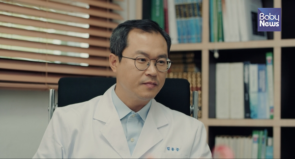 미래의 주치의로 나오는 산부인과 전문의 '옹중'을 맡은 배우 백현진의 연기가 일품이다. ⓒ그린나래미디어㈜
