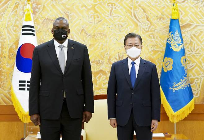문재인 대통령이 2일 청와대에서 방한한 로이드 오스틴 미국 국방부 장관과 만나 기념촬영을 하고 있다. (사진=연합뉴스)