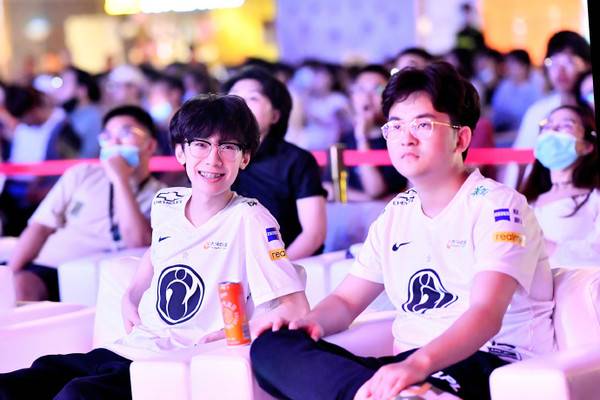 사진=iG 공식 웨이보, 바오란과 퍼프