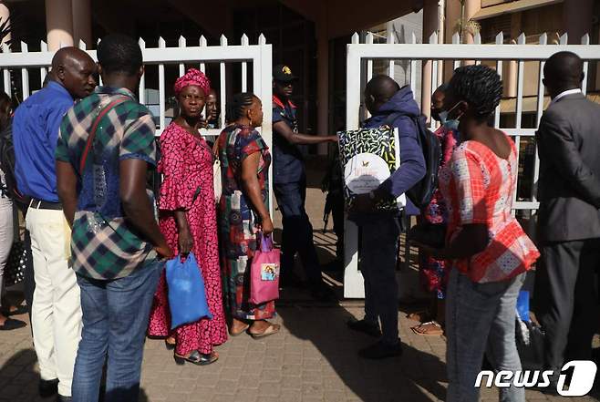 1일 나이지리아 아부자의 백신 미접종자들이 공공장소 출입을 제한당하고 있다. © AFP=뉴스1