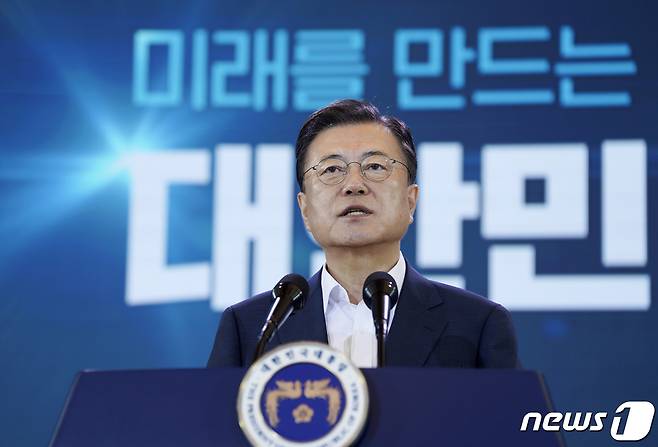 문재인 대통령이 지난 7월14일 청와대에서 '한국판 뉴딜 2.0-미래를 만드는 나라 대한민국'이라는 주제로 열린 제4차 한국판 뉴딜 전략회의에서 기조연설을 하고 있다.(청와대 제공)2021.7.14/뉴스1