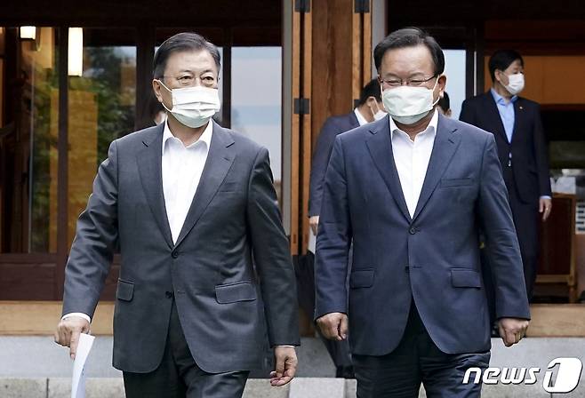 문재인 대통령(왼쪽)과 김부겸 국무총리.(청와대 제공) 2021.5.17/뉴스1