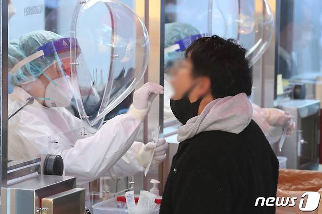 2일 대전시청 남문광장에 설치된 코로나19 임시선별검사소에서 한 남성이 검사를 받고 있다. ©News1 김기태 기자