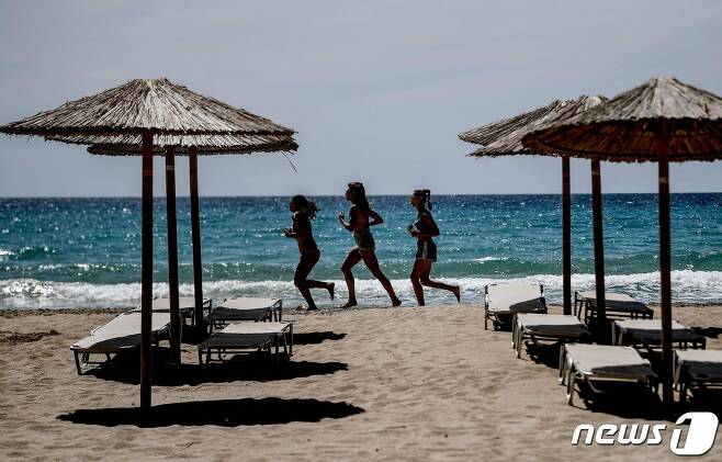그리스 크레타섬 서부 팔라세르나 해변에서 여성들이 조깅을 하고 있다. 2021.05.15 © AFP=뉴스1