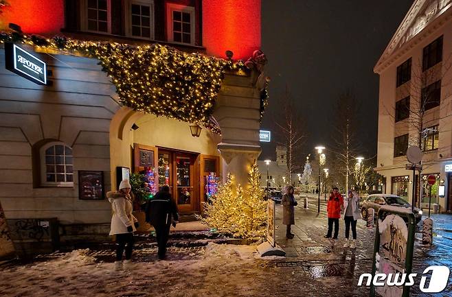 29일(현지시간) 아이슬란드 한 시내가 크리스마스 장식으로 꾸며져 있다. 2021.11.29 © AFP=뉴스1