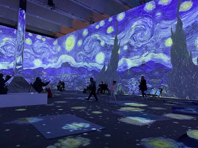 미국과 유럽을 오가며 열리고 있는 반 고흐 전시. 마치 공연 관람처럼, 초대형 공간 안에 360° 디지털로 투영되는, 테크놀로지를 이용한 애니메이션이 동반되는 전시다. /박진배 뉴욕 FIT 교수